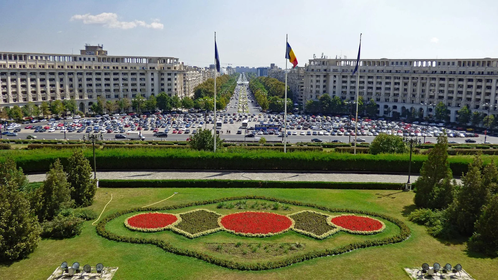 Imagine editorială pentru Bucureștiul intră în Cartea Recordurilor: 20.000 de oameni la o masă de 5 kilometri pentru o cauză caritabilă