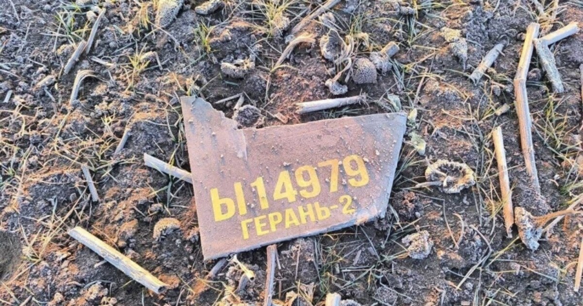 Fragment inscripționat „ГЕРАНЬ-2”, găsit pe un câmp după căderea unei drone în sudul Republicii Moldova.